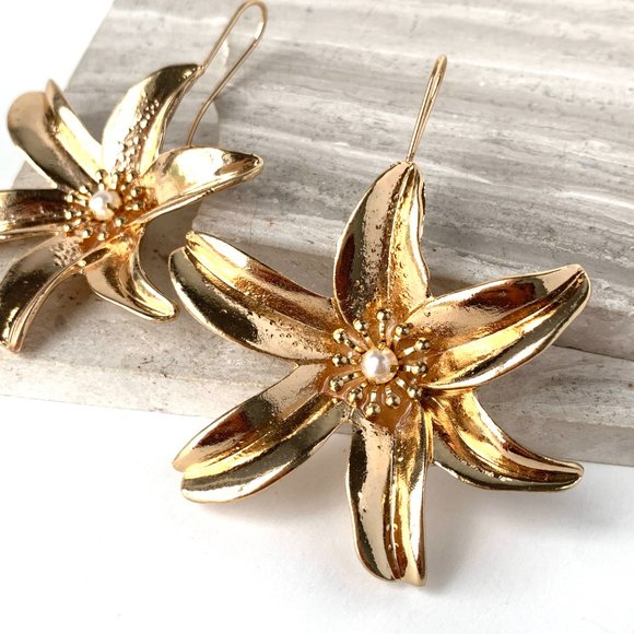 New ~ Zara Large Pearl Flower Earrings - Picture 2 of 7